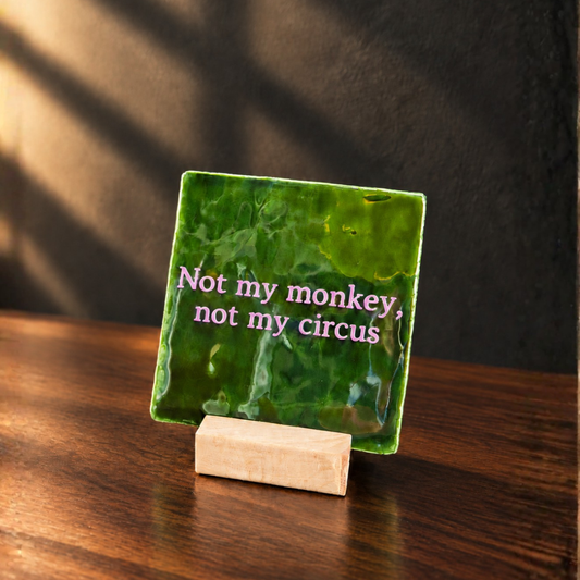 Tegeltje - Not my monkey (donkergroen)
