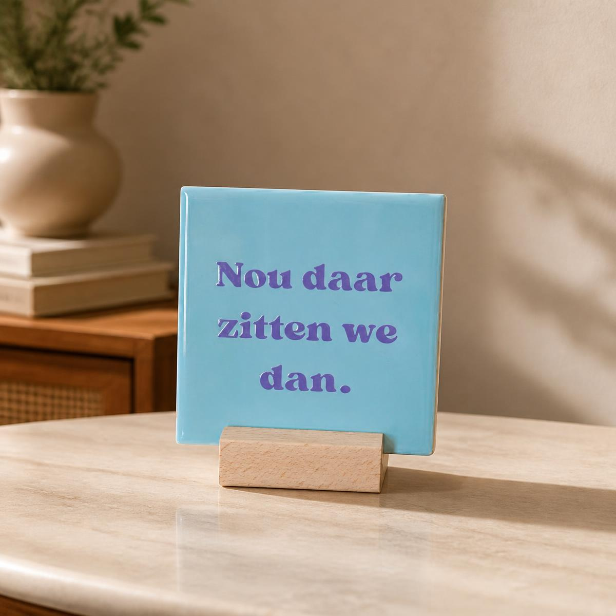 Tegeltje - Nou daar zitten we dan (lichtblauw)